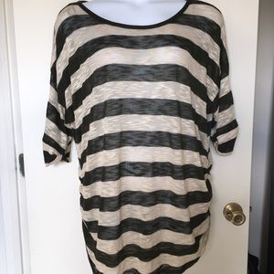 Cute, light top with rouched sides